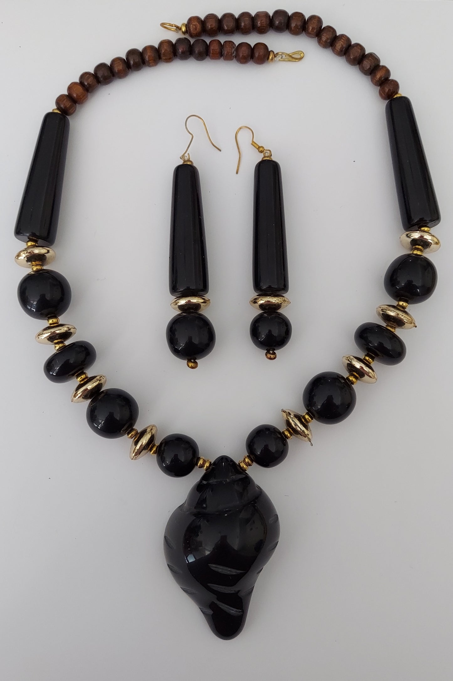 Shell Pendant Necklace & Earrings Set